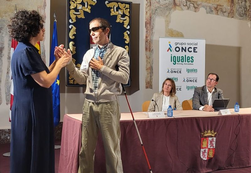 Llega a CyL un revolucionario sistema de comunicación con las personas sordociegas