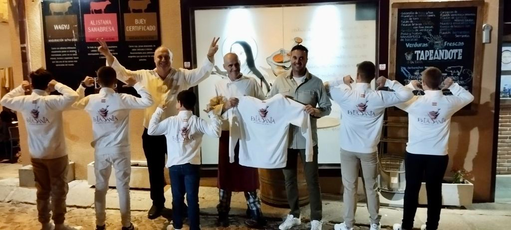 Restaurante De La Santa regala 180 sudaderas al Alba de Tormes CF