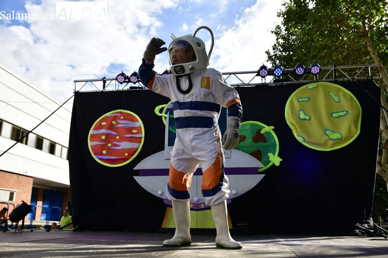 Kamarú Teatro encandila a los salmantinos con su ‘Movida Espacial’