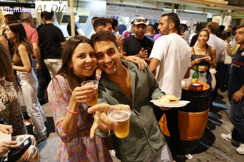 Gran ambiente en las casetas de la Plaza del Mercado 