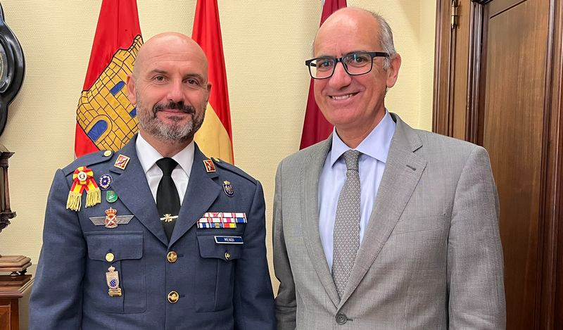 Encuentro del coronel Francisco Javier Mendi Pomba con el presidente de la Diputación