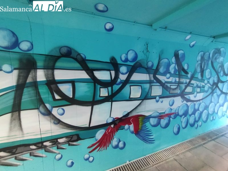 Vandalismo para destrozar el nuevo mural artístico del túnel y el apeadero de la Alamedilla