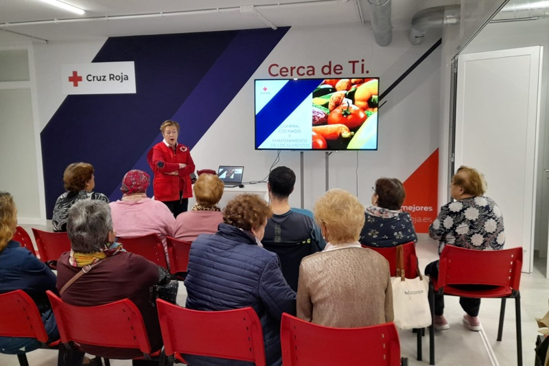 Consejos y pautas para una alimentación saludable protagonizan un dinámico taller de Cruz Roja