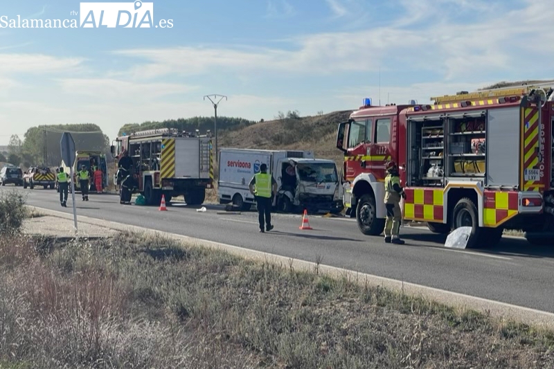 Dos heridos en un aparatoso accidente de tráfico en la carretera de la Nava de Sotrobal