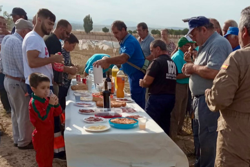 Una treintena de persona disfruta en la tradicional vendimia en Santiago de la Puebla