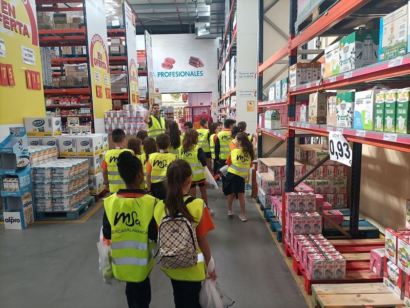 Los alumnos del Colegio Antonio Machado aprenden, disfrutan y se divierten en la visita a MercaSalamanca