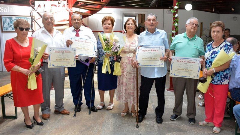 La asociación de mayores de San Felices de los Gallegos homenajea a cuatro matrimonios por sus Bodas de Oro