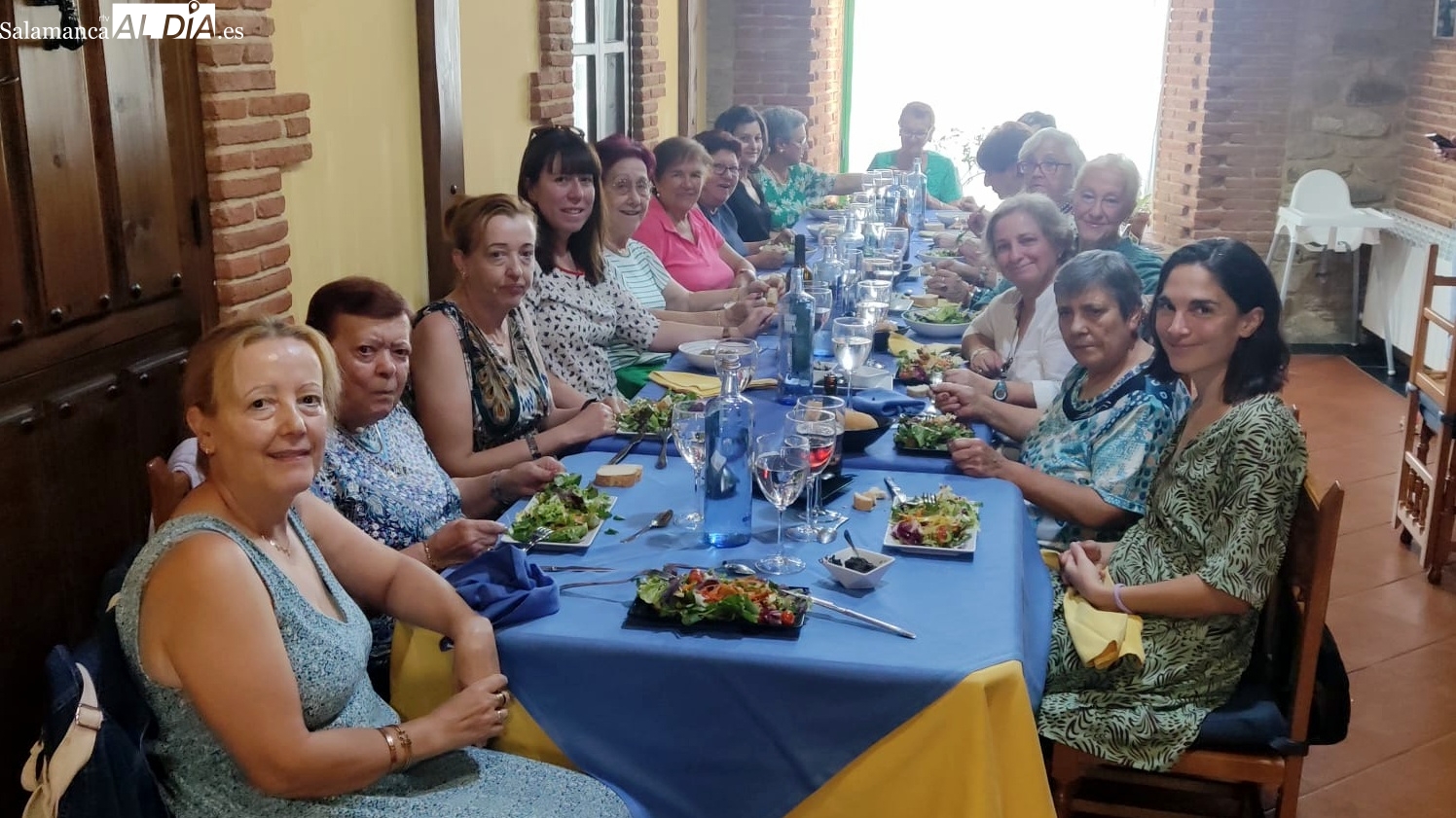 Las mujeres de La Redonda despiden el verano con una comida en Sobradillo