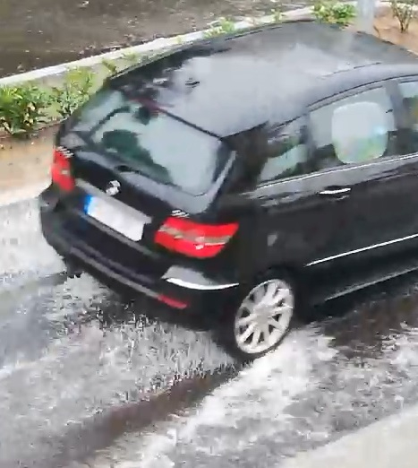 Vecinos de la Avenida de España denuncian las balsas de agua con un ‘chaparrón de nada’