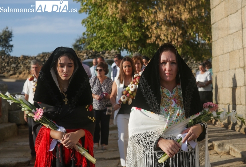 Las Madrinas de Bogajo ofrendan a la Virgen del Rosario dos roscas y dos ramos de melapios