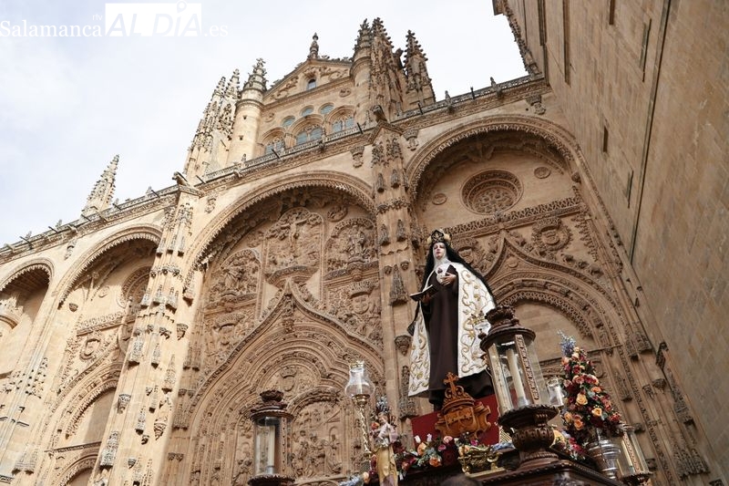 Santa Teresa de Jesús procesiona por las calles salmantinas