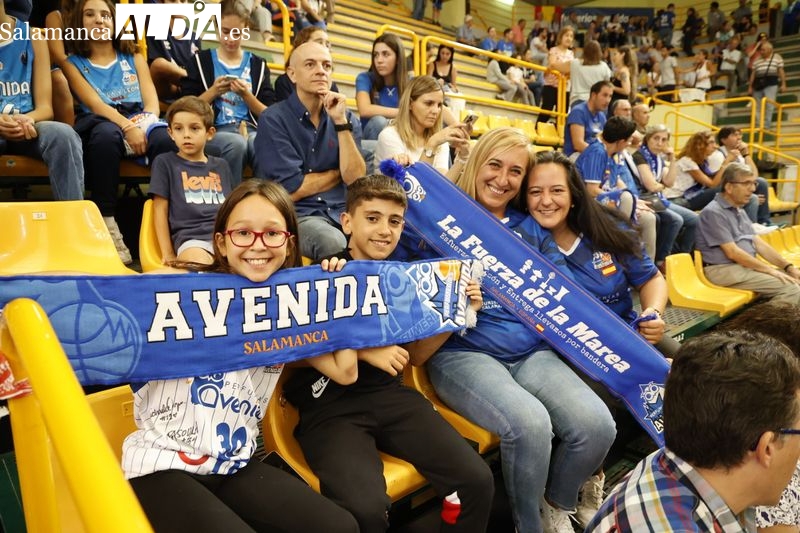 La Marea Azul del Perfumerías Avenida no se pierde su cita con el clásico