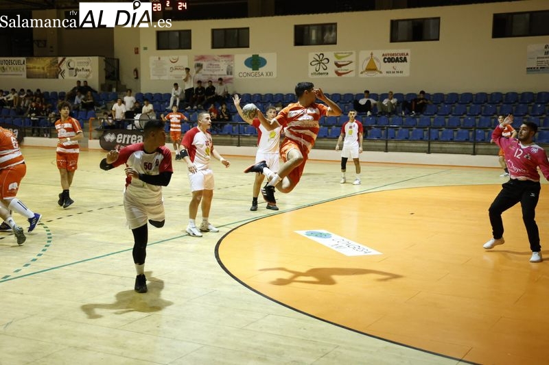 El BM Salamanca estrena el casillero de triunfos a costa del BM Arroyo (35-28)