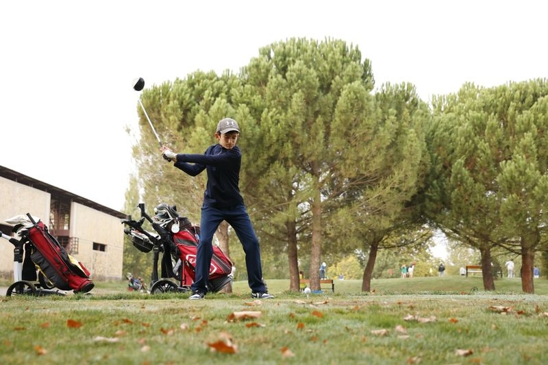 Emoción plena en la final del Pequecircuito de golf en Villamayor con el Puente del Pilar