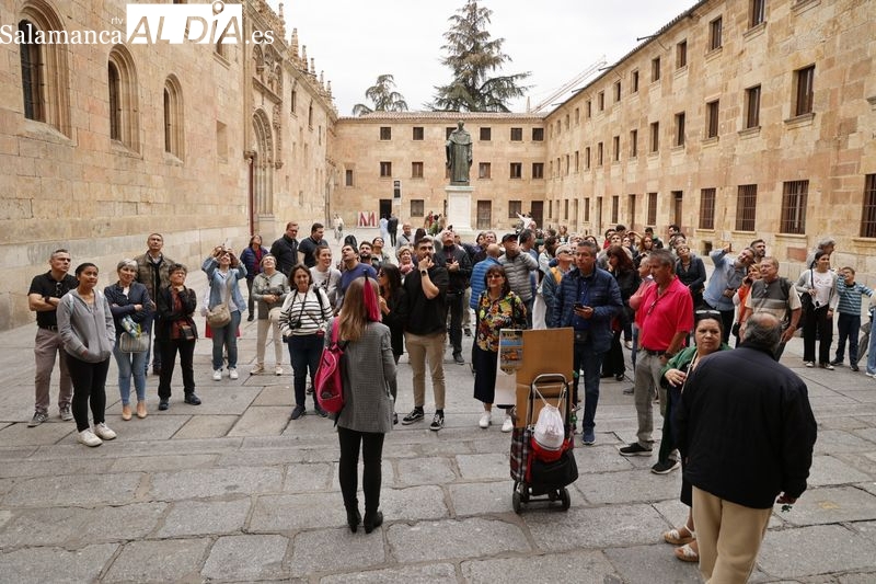 Ni la caída de las temperaturas ni la amenaza de lluvia frenan a salmantinos y turistas