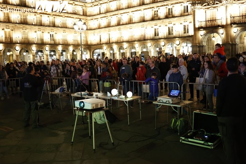 Los salmantinos disfrutan con la Noche de Observación de la Luna en la Plaza Mayor