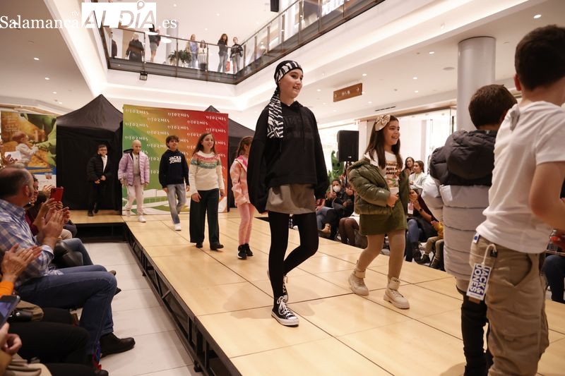 Los más pequeños brillan en la pasarela solidaria contra el cáncer infantil