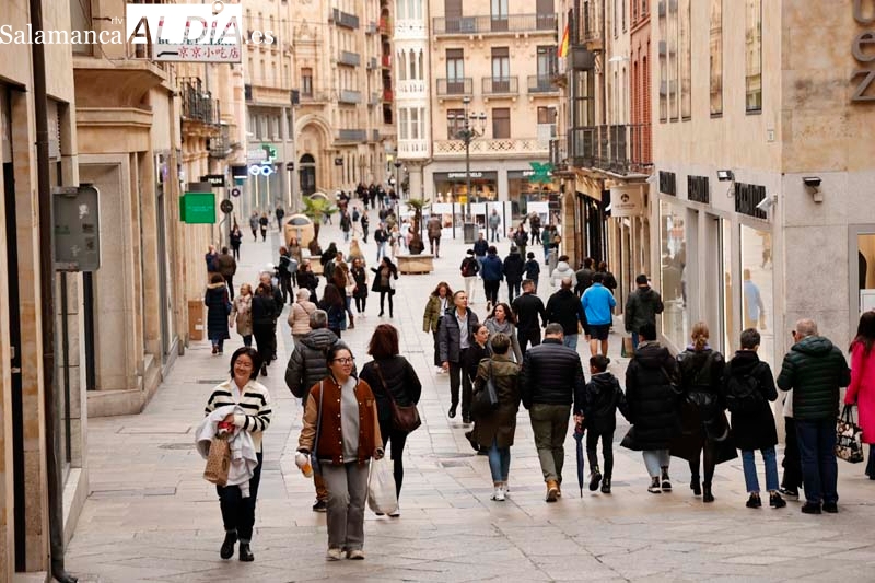 Salmantinos y turistas desafían al tiempo y disfrutan de Salamanca