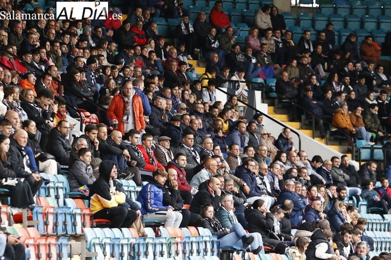 Da igual la lluvia, el frío o el festivo: la afición del Salamanca UDS no falla a su cita con el Helmántico