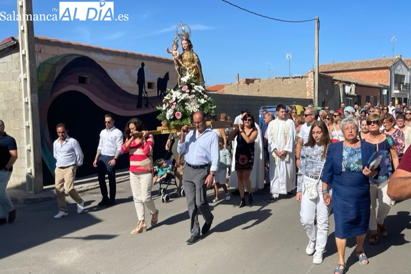 Mancera de Abajo vive en las calles y entre vítores el día grande de su patrona, la Virgen del Rosario