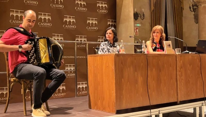 Poesía y música se funden en la presentación del nuevo libro de  Aída Acosta, Sólo Viento