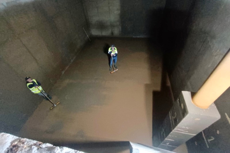 Operarios del Ayuntamiento de Villoria limpian el nuevo deposito de agua