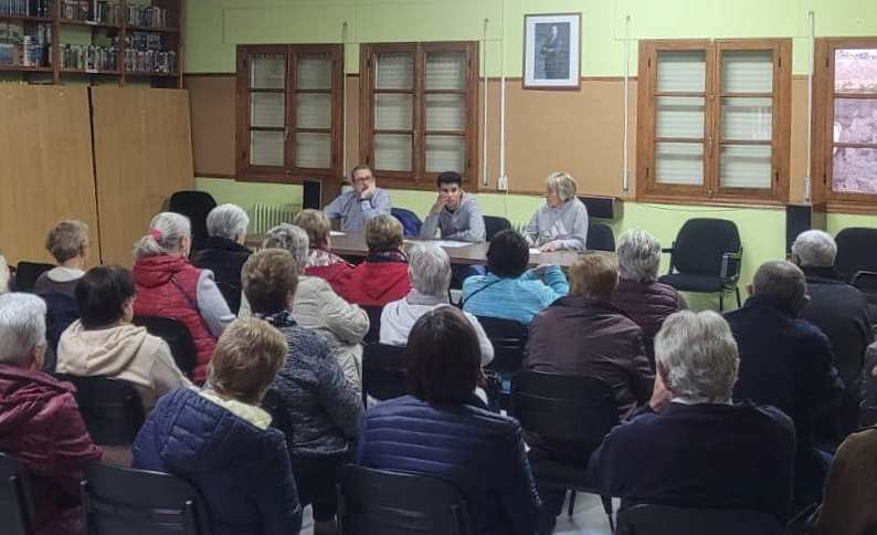 El Ayuntamiento de Navasfrías mantiene una reunión con los jubilados de la localidad