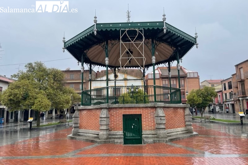 Un gran lazo rosa en Peñaranda en apoyo a la lucha contra el cancer de mama