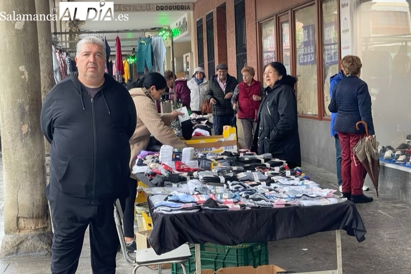 El mercado semanal se refugia bajo los soportales este jueves de intensa lluvia