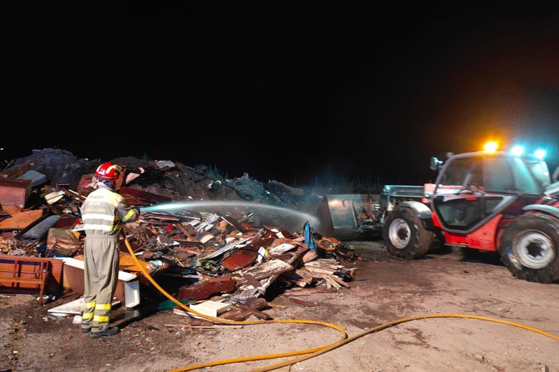 Extinguido un incendio en el Punto Limpio de Macotera