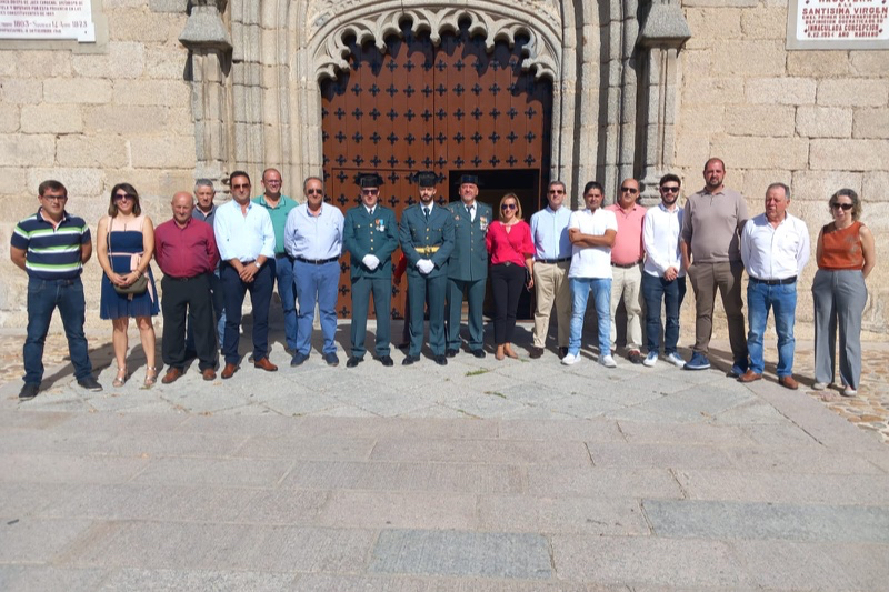 Autoridades y representantes de numerosas localidades acompañan a la Guardia Civil de Macotera