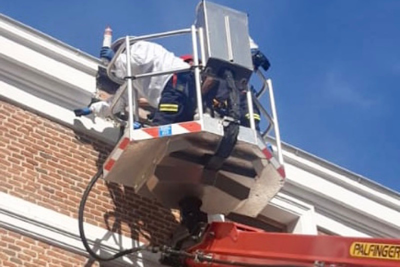 Los Bomberos de Peñaranda intervienen por la caída de fragmentos de una cornisa en la calle Cerrajeros