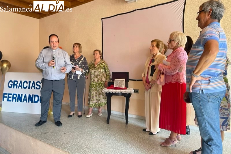Mancera de Abajo sorprende al sacerdote Fernando García con un emotivo acto y regalo de despedida