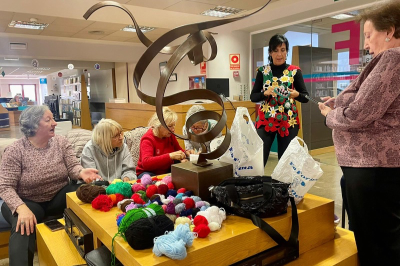 El grupo ‘Ganchilleras en acción’ arranca un nuevo proyecto: crear un gran árbol de navidad en la calle Felix Mesonero