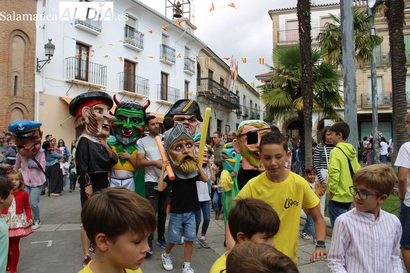 Los gigantes y cabezudos salen a recorrer Alba de Tormes 