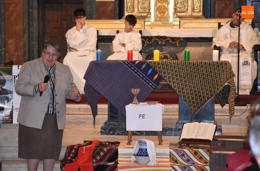 Una misionera que ha estado 21 años en Bolivia ofrece su testimonio en la Vigilia de la Luz