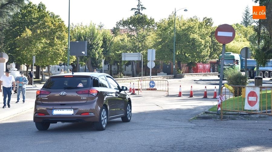 Los primeros de la ‘nueva’ Avenida de España, en ‘dirección prohibida’ en una caótica mañana 