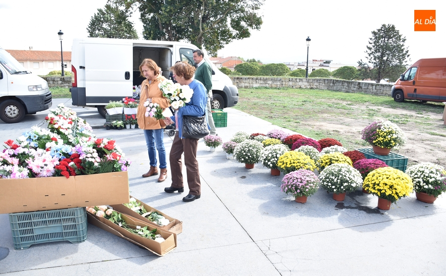 Las flores se suman al mercadillo sabatino