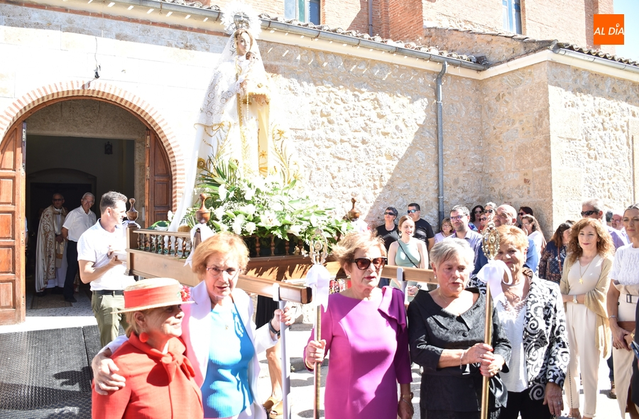 Las hermanas Pastor Encinas y su amplia familia acompañan a la Virgen del Rosario en El Puente