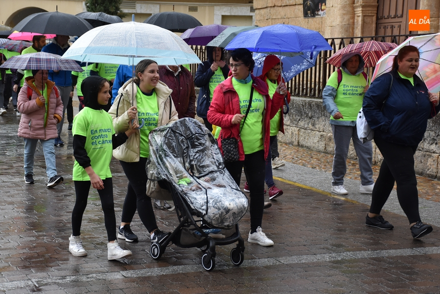 Casi 300 personas participan en el estreno pasado por agua de la Marcha contra el cáncer