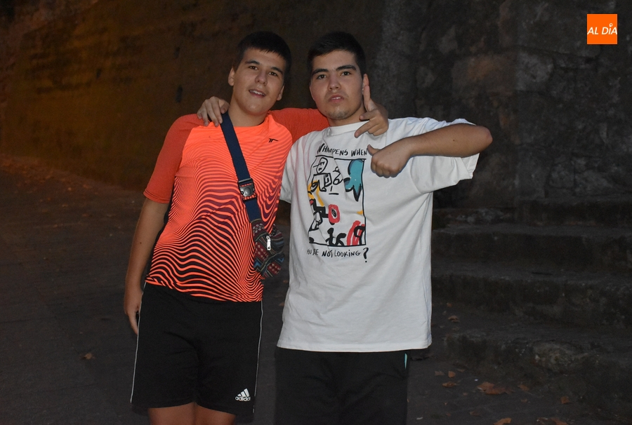 Eh, sácanos una foto: Una de hermanos