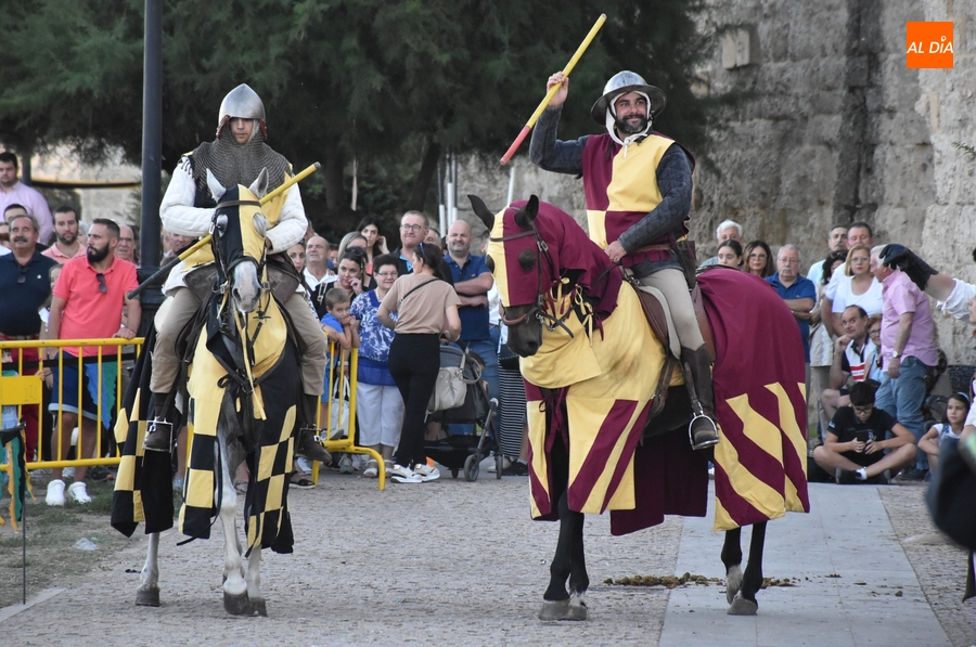 El público entrega las llaves de la Ciudad Dorada a los Garcilópez de Chaves