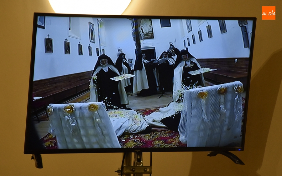 Una Carmelita hace sus votos perpetuos en la concurrida clausura del Año Jubilar Teresiano