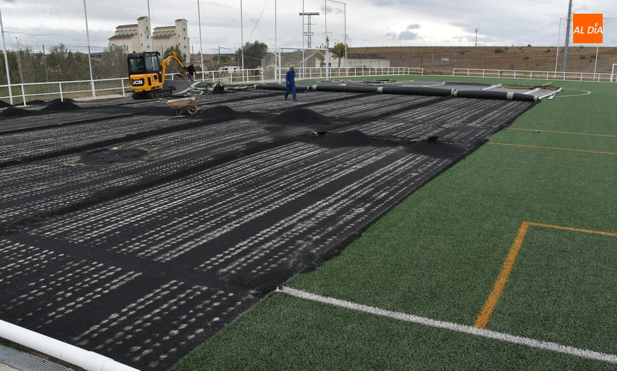 Levantado parte del césped artificial del campo de La Muge para ver cómo se puede arreglar el ‘bache’