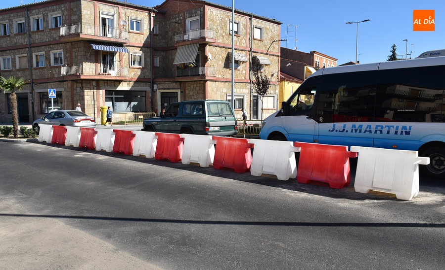 Colocadas dos hileras de ‘new jersey’ en la Avenida de España que darán paso a bolardos