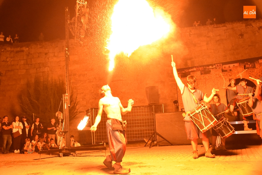 Los juegos con fuego redondean una larga jornada en la que Astrolabio hizo su debut en la Feria