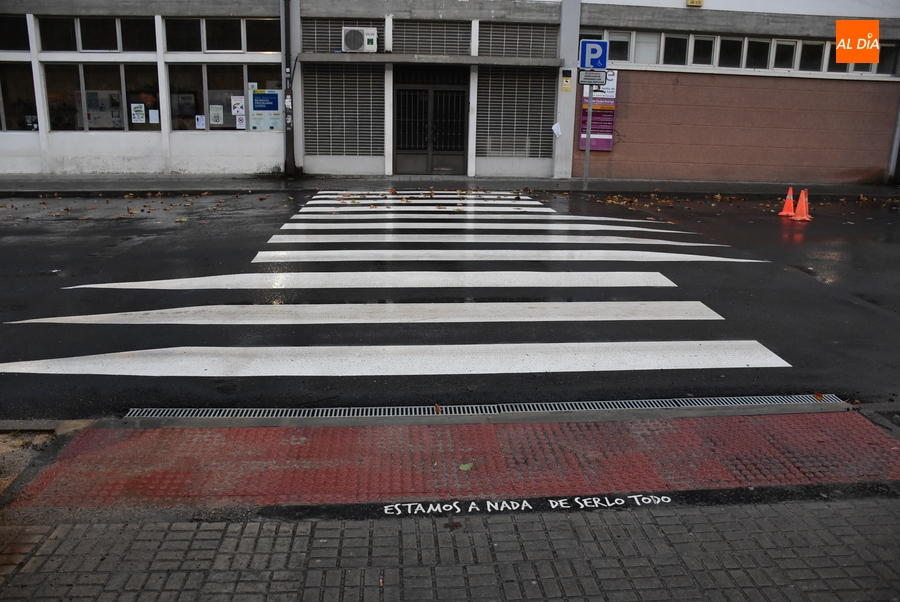 Cubierto con baldosas de botones el vacío de la Avenida de Béjar