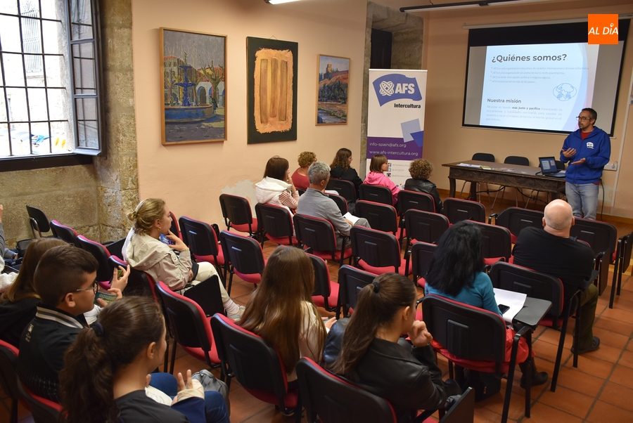 Varios jóvenes y sus familias descubren cómo pueden llegar a estudiar en otros países