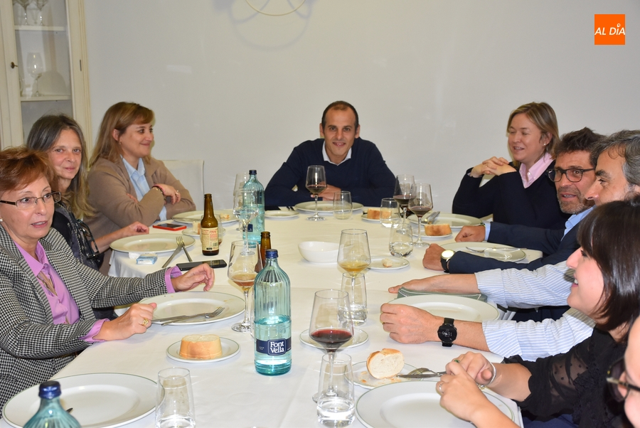 El letrado de la Administración de Justicia Pablo Núñez se marcha de Miróbriga arropado por sus compañeros