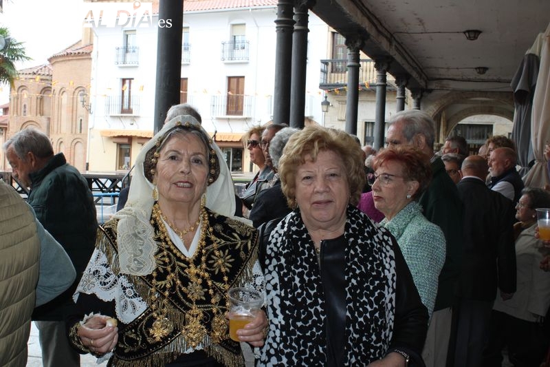 La lluvia no impide a los mayores de la villa disfrutar de su día